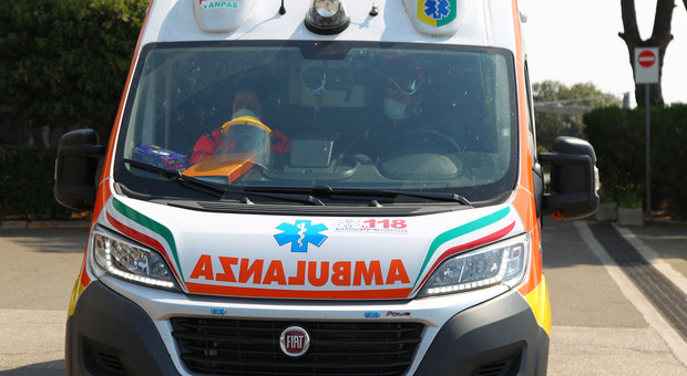 Incidente nel Salento tra un furgone e un Apecar: un ferito trasportato al Fazzi