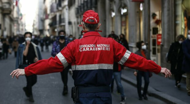 Roma, folla in strada: la polizia chiude via del Corso e le zone della movida Raggi: «Rispettare regole, non vanifichiamo sforzi»
