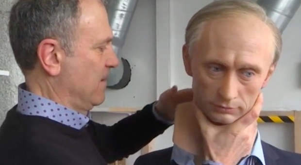 La rimozione della statua di cera di Vladimir Putin al Museo Grévin di Parigi