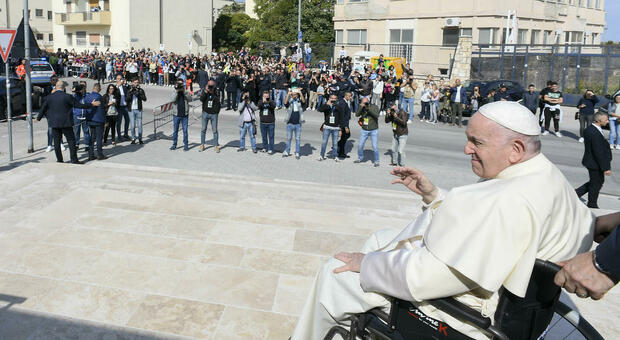 Papa Francesco atterrato in Puglia per andare a Matera
