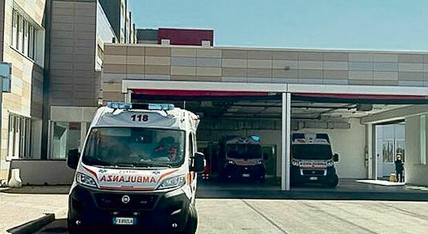 Le ambulanze all'ingresso del Dea del Fazzi