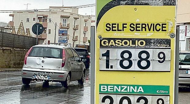 Puglia, oltre 2 euro al litro per benzina e gasolio. E il prezzo continuerà a salire