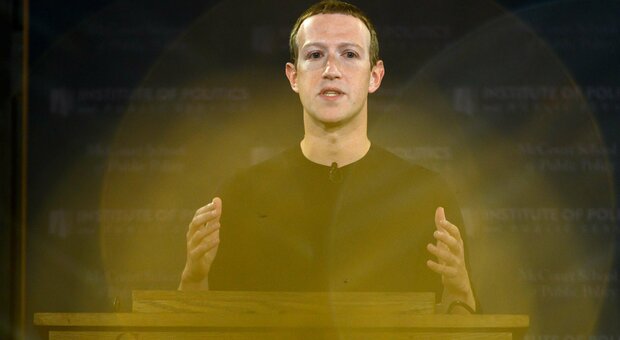 Facebook down durante la manutenzione ordinaria. E Zuckerberg replica alla talpa: «Ha dipinto falsa immagine»