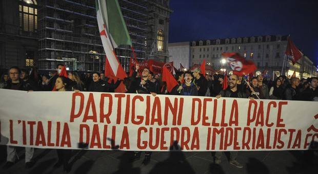 Torino, bruciate bandiere Pd e Nato. Vandalizzate le sedi dei 'dem' e dei Radicali
