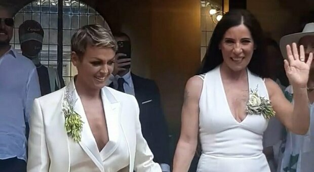 Paola Turci e Francesca Pascale a nozze: l'arrivo in Jaguar, pochi invitati tutti vestiti di bianco