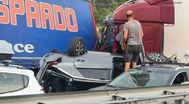 Pauroso incidente sull'A1: camion e auto coinvolti, due morti. Italia spezzata in due per ore