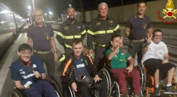 Il treno è guasto, atleti disabili bloccati nel vagone: a "salvarli" arrivano i vigili del fuoco