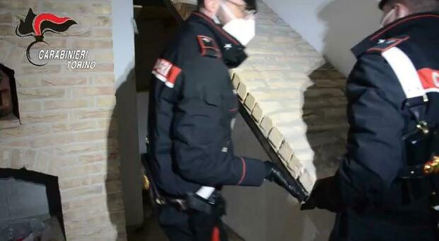 Torino, 200 chili di droga nascosti dietro il muro: arrestato 62enne