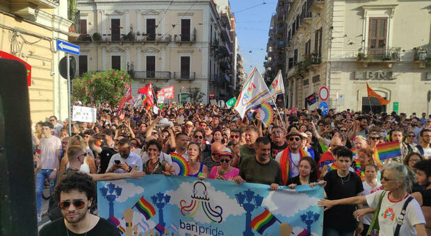 In diecimila al Bari Pride. Sfila anche il sindaco Decaro