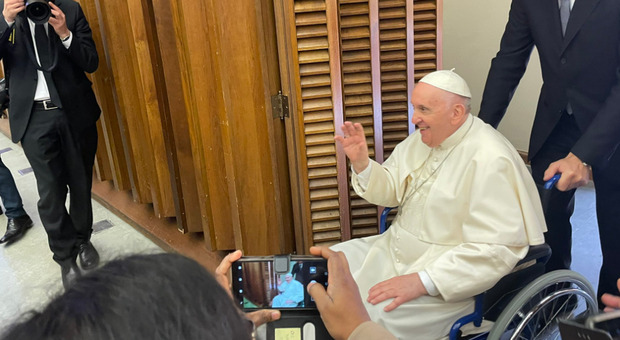 Papa Francesco in carrozzina per i problemi al ginocchio. Aveva detto: «Non posso camminare»