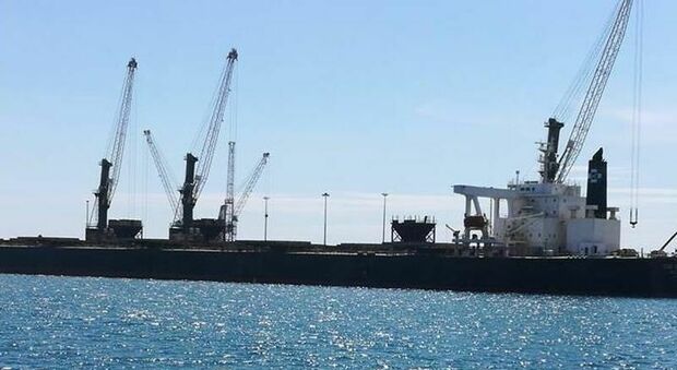 Al porto di Taranto la Capitaneria di porto ferma una nave portarinfuse per scarsa sicurezza