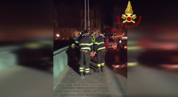 Firenze, donna precipita in Arno: salvata dai vigili del fuoco