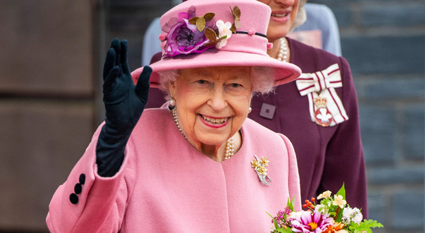 La regina Elisabetta ha un linguaggio segreto per comunicare con il suo staff: ecco cosa succede