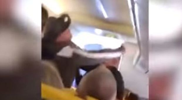 Ryanair, passeggera si toglie le scarpe a bordo: rissa sul volo Glasgow-Tenerife Durante il volo una donn