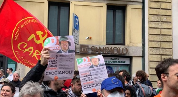 25 aprile, Partito Democratico contestato a Milano: « Servi della Nato fuori dal corteo»