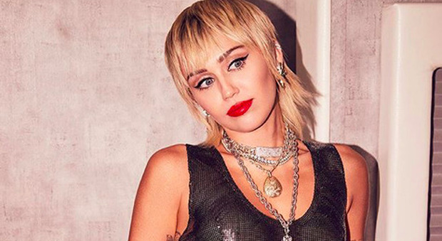 Miley Cyrus abbandona la dieta vegana: «Il mio cervello non correva più»